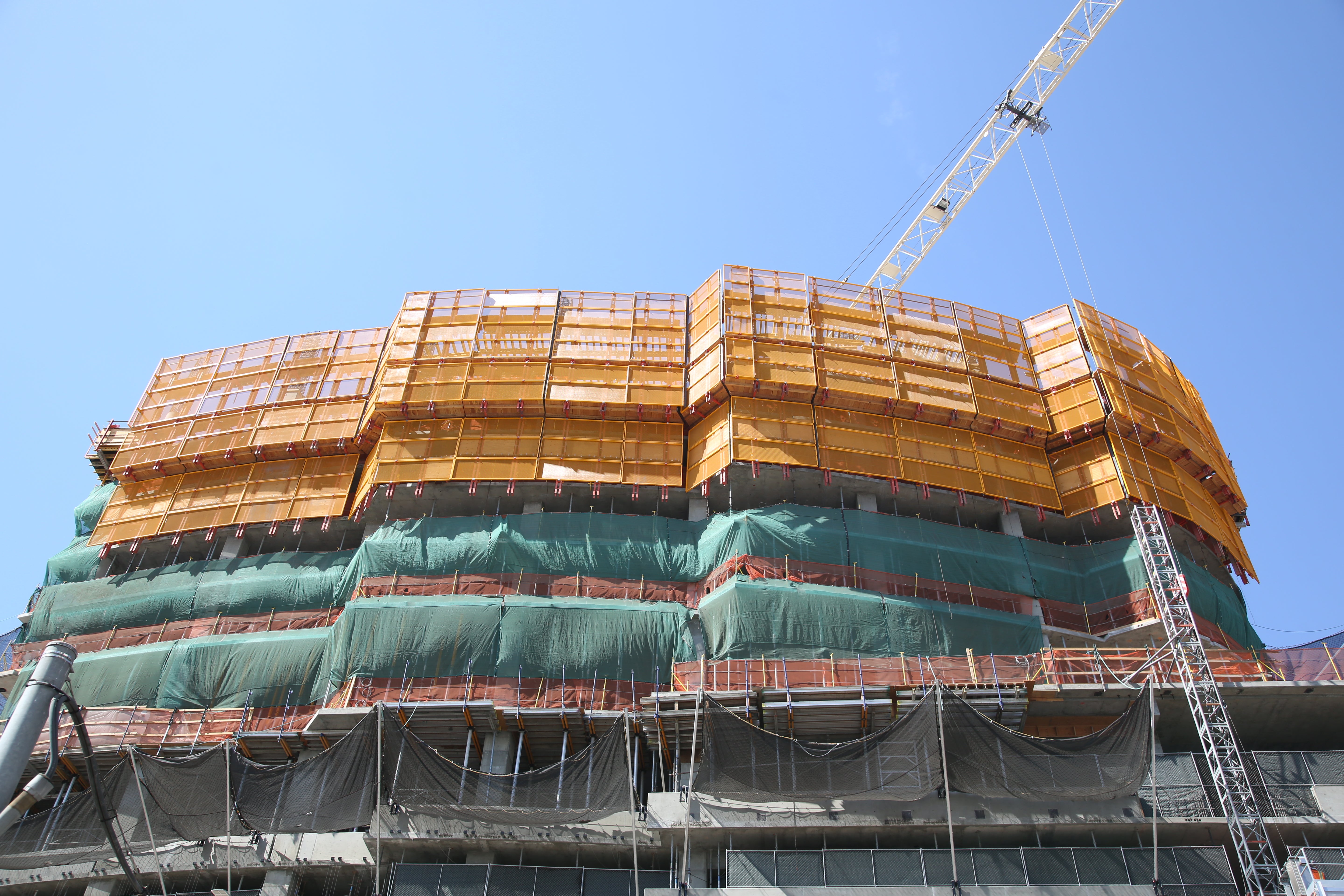 LPS climbing perimeter protection mesh panels can be telescopically arranged and easily adjusted to suit the building geometry.