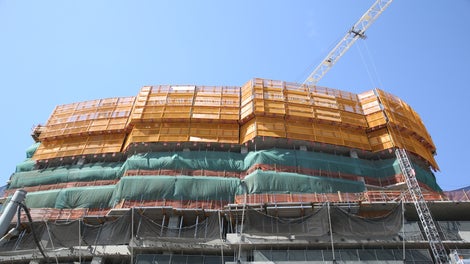 LPS climbing perimeter protection mesh panels can be telescopically arranged and easily adjusted to suit the building geometry.