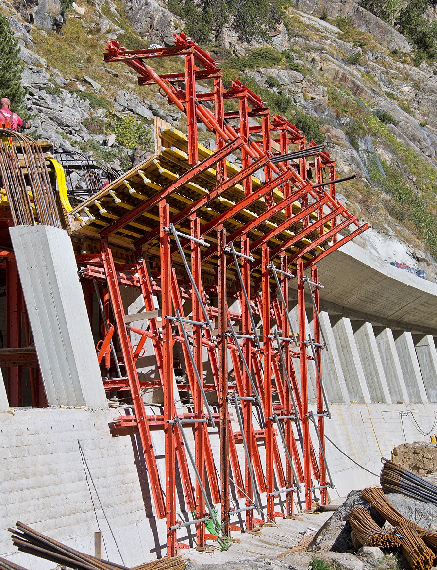 The four formwork units for the valley-side 1.50 m cantilevered tunnel slab were likewise based on VARIOKIT system components and could easily be moved by crane using designated lifting points on the gallows construction.