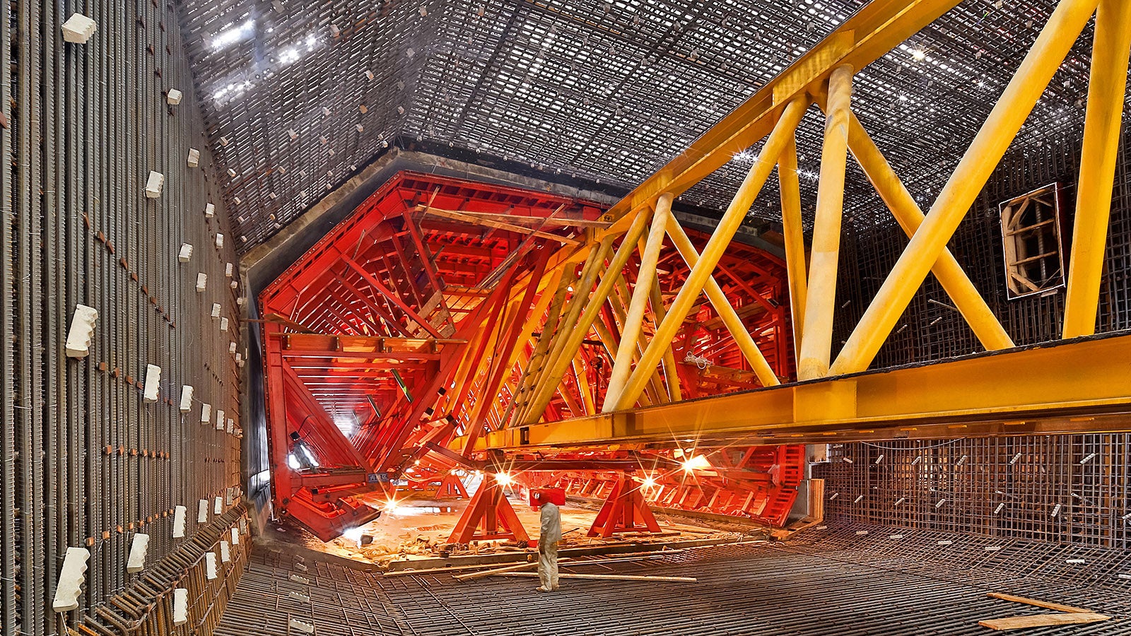 The internal formwork moves hydraulically over the launching beam into the reinforcement cages.