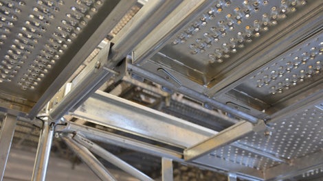 Перфорированные настилы защищены от приподнимания за счет встроенного, поворотного фиксатора.