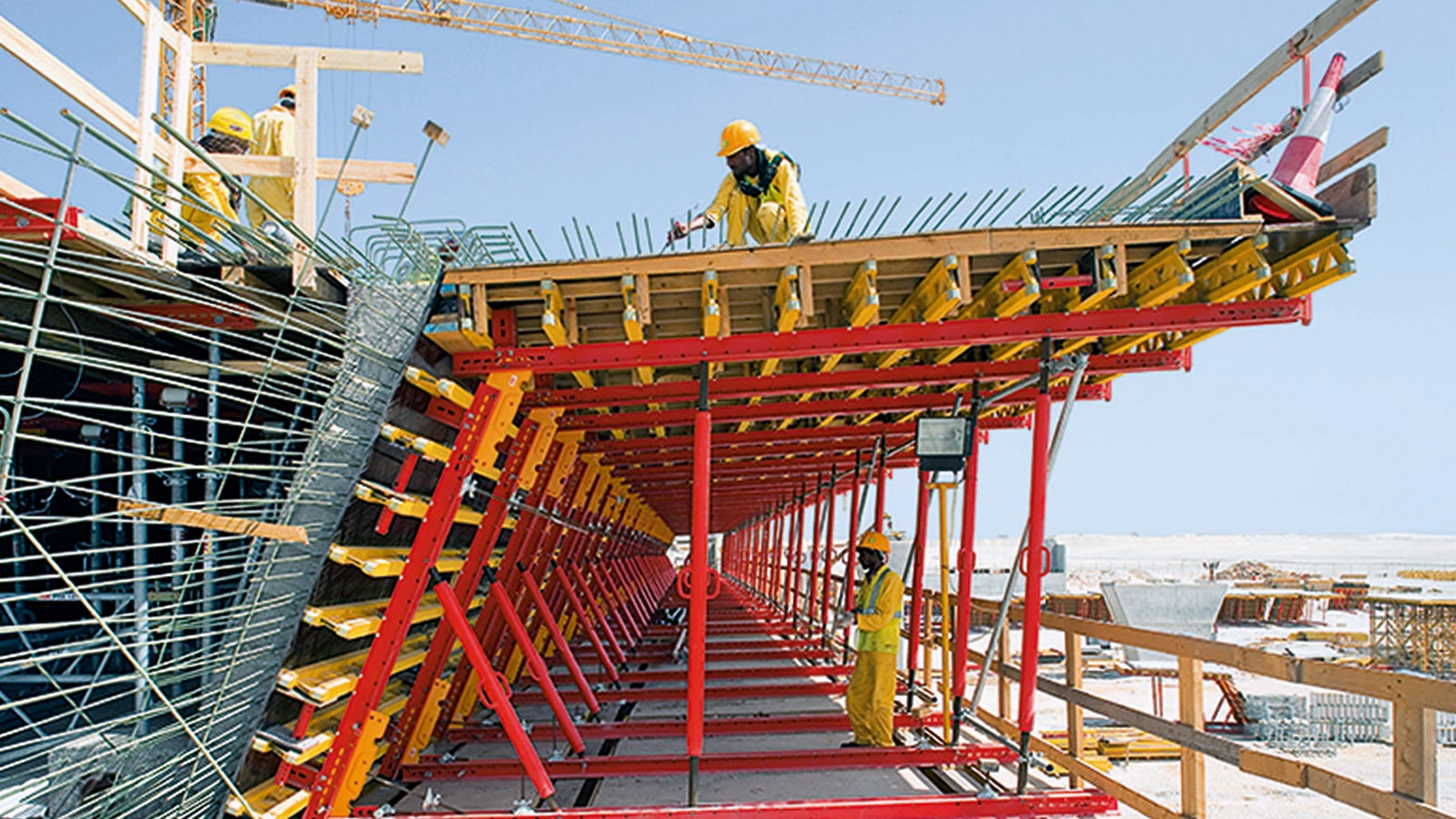 Zeitsparende und kosteneffiziente Baustellenmontagen lassen sich aufgrund der standardisierten Verbindungsbauteile und Passbolzenverbindungen realisieren. 