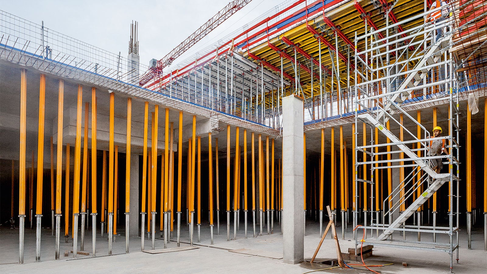 Die SKYDECK Deckenschalungslösung wurde mit VARIODECK Deckentischen, MULTIPROP Alu- und PEP Stahl-Deckenstützen sowie PERI UP Gerüsttreppen sinnvoll ergänzt.