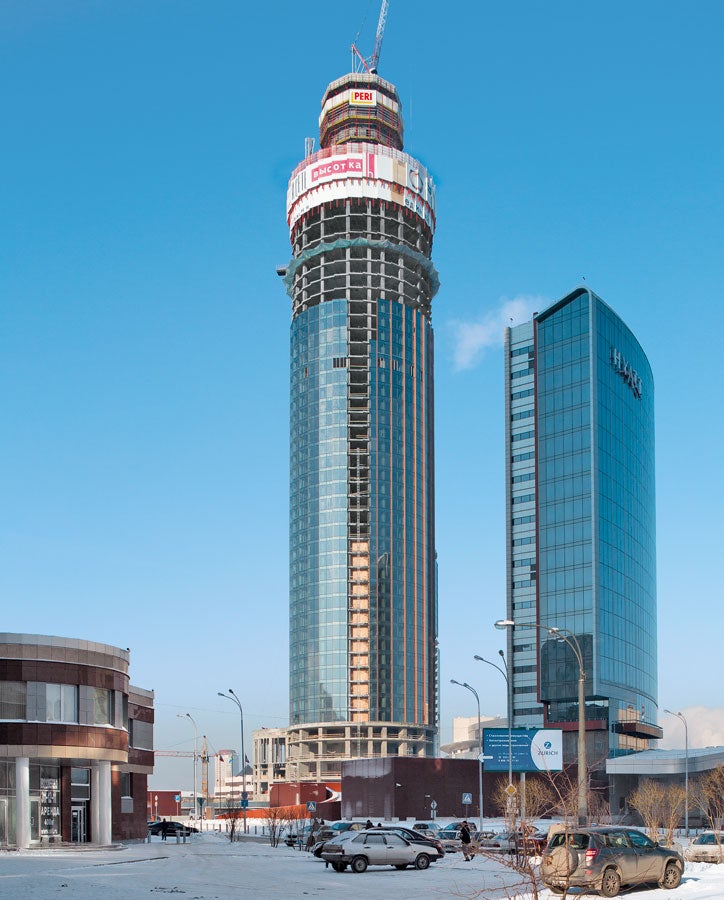 A torre ISET em Yekaterinburg é caracterizada pela sua forma externa. A PERI planejou um conceito abrangente, independente de guindaste, da forma escalável exigida nos poços do elevador e nas paredes do núcleo, bem como o painel de proteção de subida nas bordas externas do edifício.