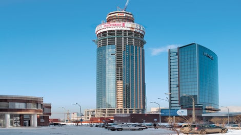 A torre ISET em Yekaterinburg é caracterizada pela sua forma externa. A PERI planejou um conceito abrangente, independente de guindaste, da forma escalável exigida nos poços do elevador e nas paredes do núcleo, bem como o painel de proteção de subida nas bordas externas do edifício.