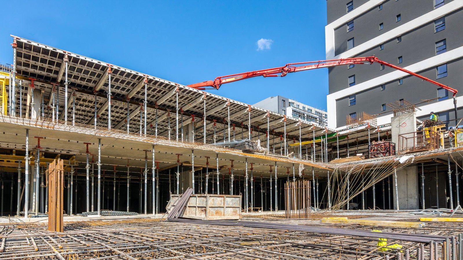 Zahvaljujući specijalnom elementu SKYDECK sistema, tzv. padajućoj glavi, koja omogućava raniju demontažu i bržoj primeni panela i nosača na narednoj etaži, smanjene su neophodne količine materijala na gradilištu.