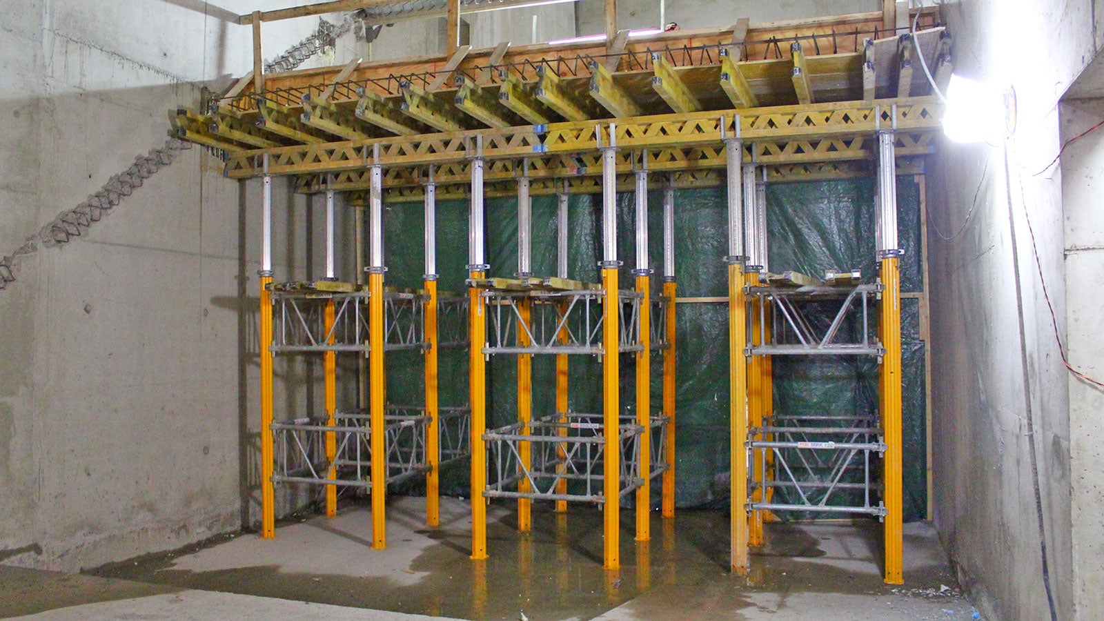 MULTIFLEX-holvituennan paikalta kulkee aseman valmistuttua liukuportaat asemalaiturille.