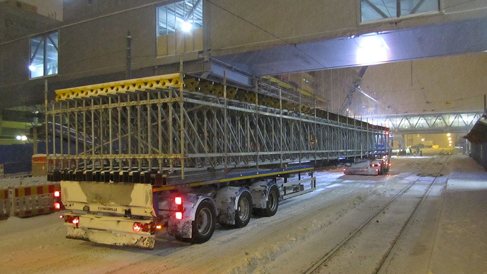 PERI UP LGS -osista esikasattu järeä 18 metriä pitkä kansi kuljetettiin nostopaikalle yöaikaan, jottei sen nostaminen häiritse liikennettä päiväsaikaan.