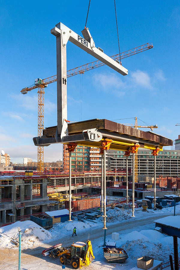 Использование опалубочных столов увеличивает оборачиваемость оборудования за счет того, что столы переставляются укрупненными модулями как единая конструкция.