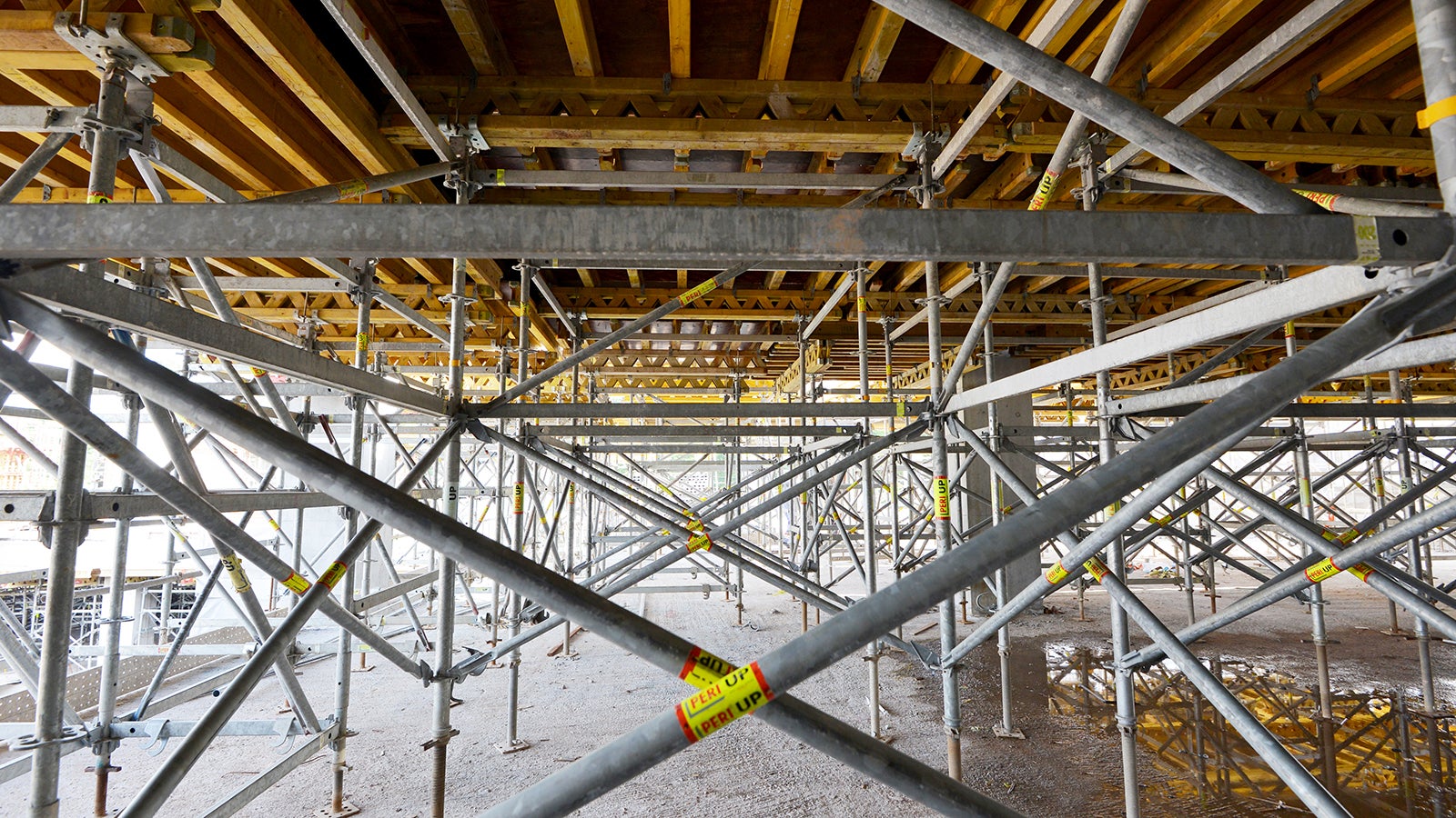Rows of PERI UP Rosett are arranged neatly within a building.