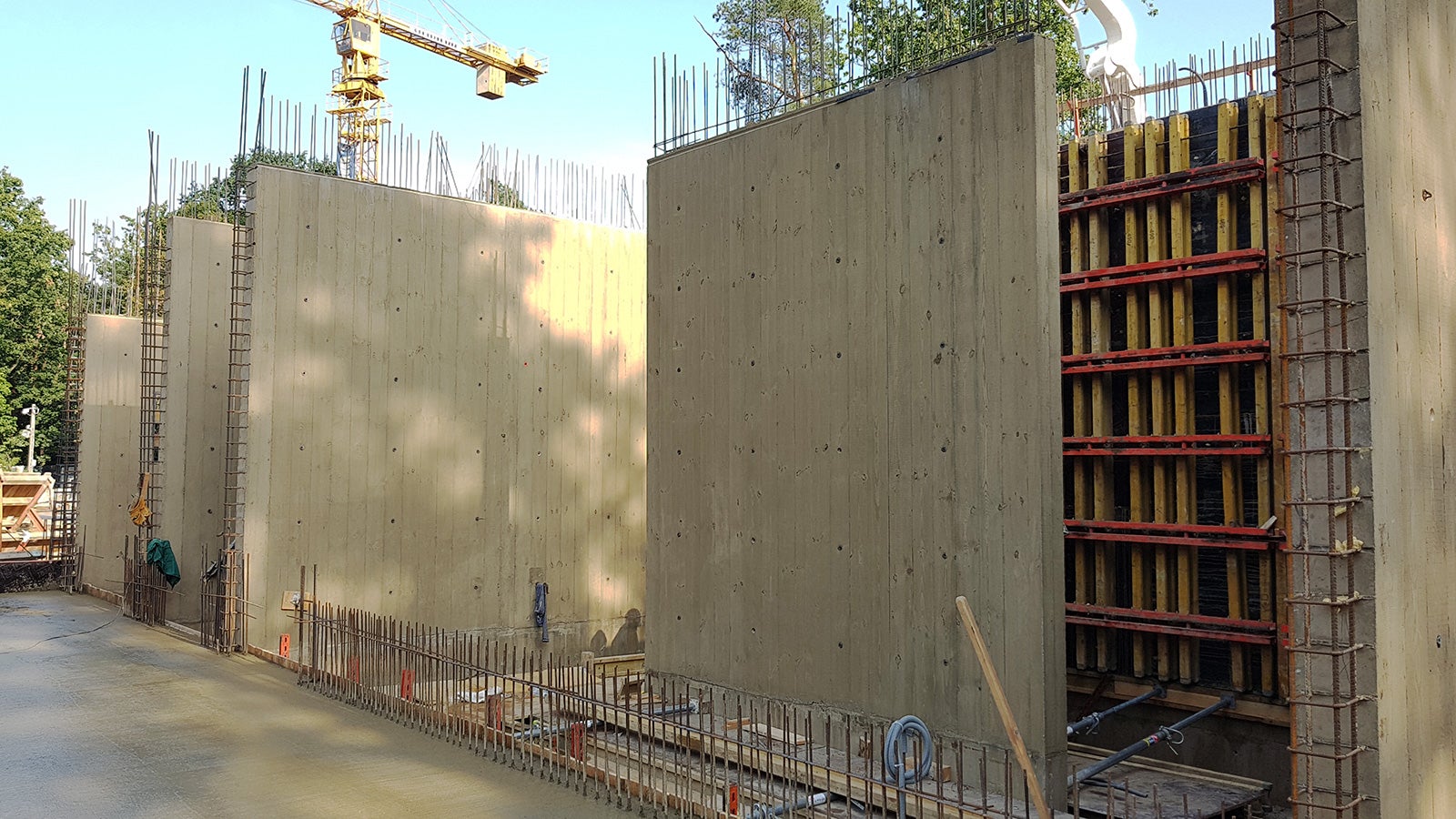 Charakterystyczny kolor betonu nawiązujący do mundurów Piłsudczyków. Klatka schodowa po rozdeskowaniu w części socjalnej obiektu. <br/>