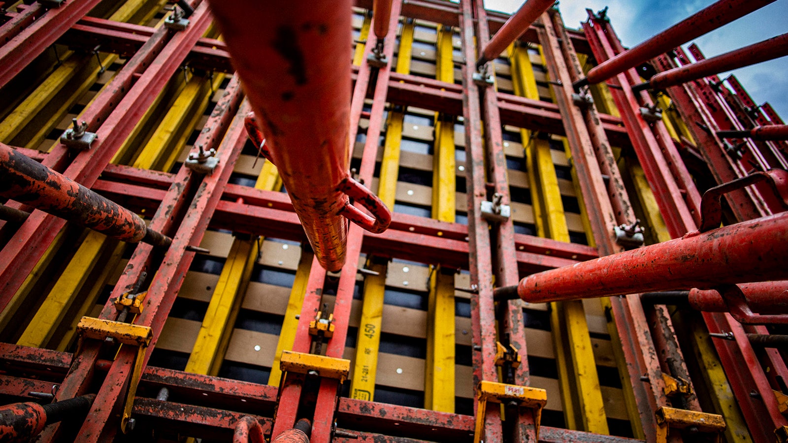 Перед началом бетонирования между щитами опалубки устанавливаются тяжи, которые принимают на себя нагрузку от давления бетона. 