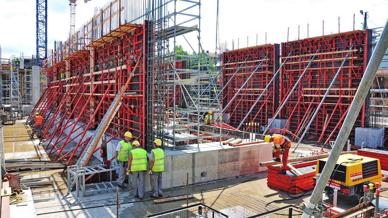 Veidņu risinājumi ir pilnībā nokomplektēti ar darba platformām, armēšanai un veidņu montāžai izmantotas no PERI ROSETT modulārajām sastatnēm izveidotas darba platformas un pārvietojamie alumīnija torņi 
