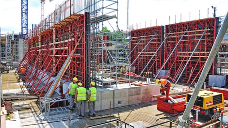 Veidņu risinājumi ir pilnībā nokomplektēti ar darba platformām, armēšanai un veidņu montāžai izmantotas no PERI ROSETT modulārajām sastatnēm izveidotas darba platformas un pārvietojamie alumīnija torņi 