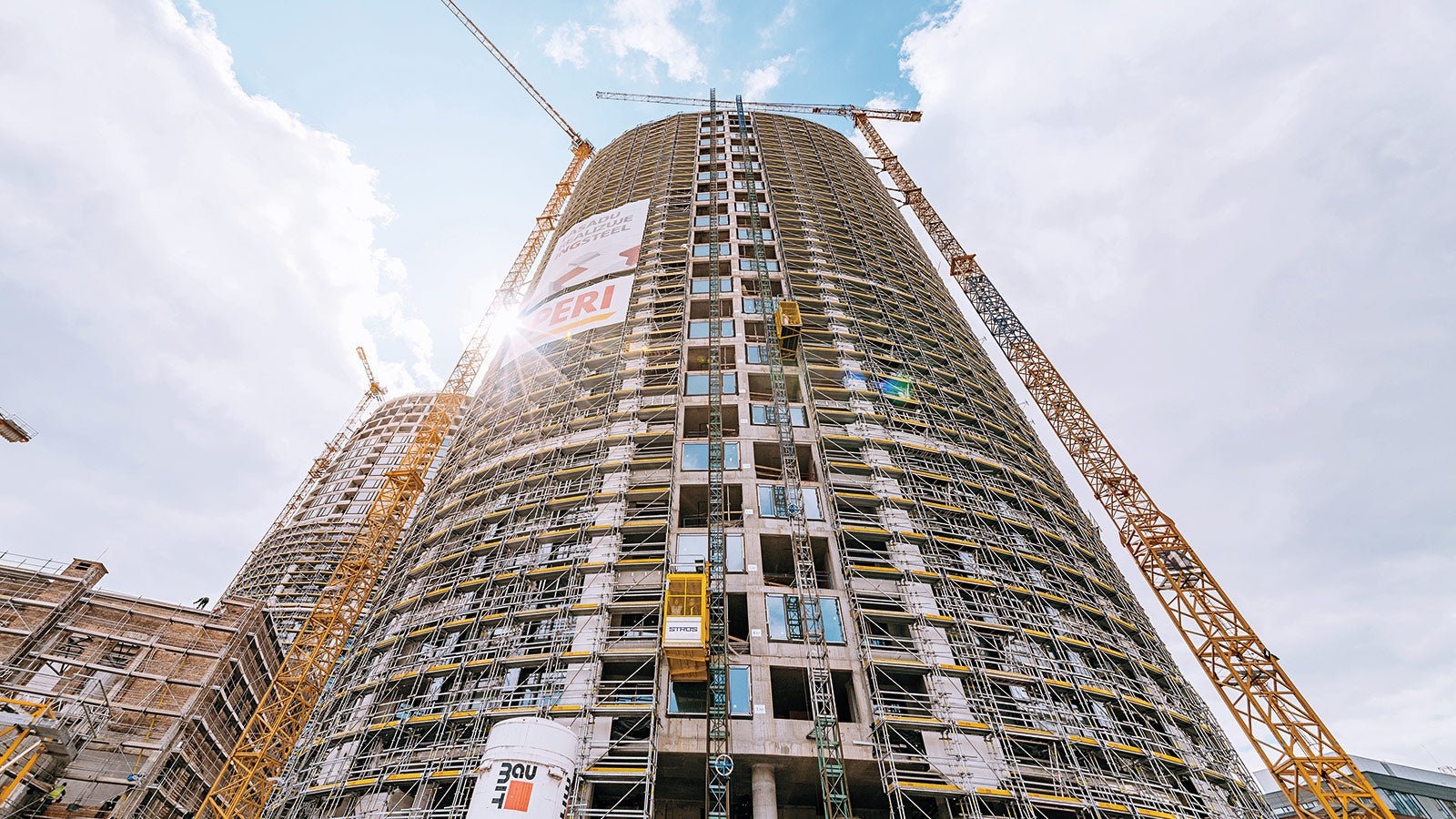 The large-scale project, SKY PARK, is the new cultural epicentre of Bratislava – in addition to customised scaffolding solutions, PERI made use of the RCS rail climbing system in combination with VARIO GT 24 girder wall formwork during the erection of the residential complexes.<br/>(Photo: Penta Real Estate) 