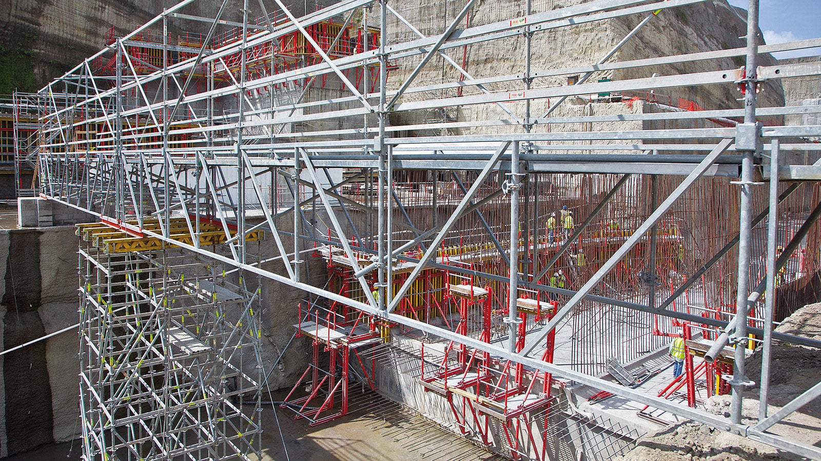 The PERI LGS lattice girder system provides safe and rational solutions using system components for large spans or high loads.