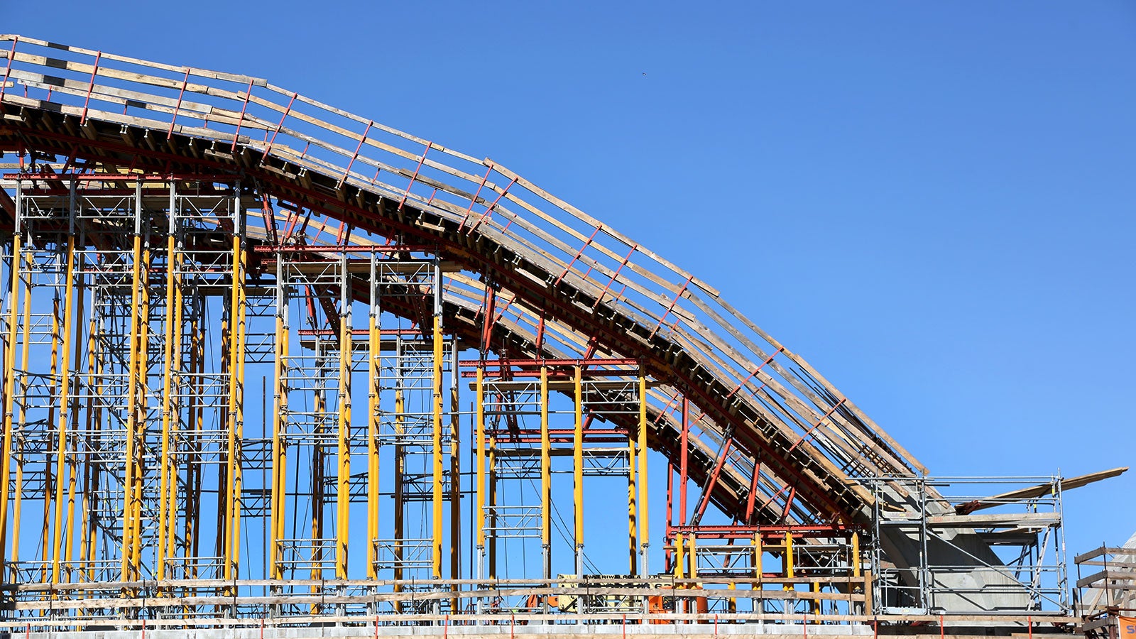 Mosty kolejowe nad korytem rzek Skawa i Stryszówka.