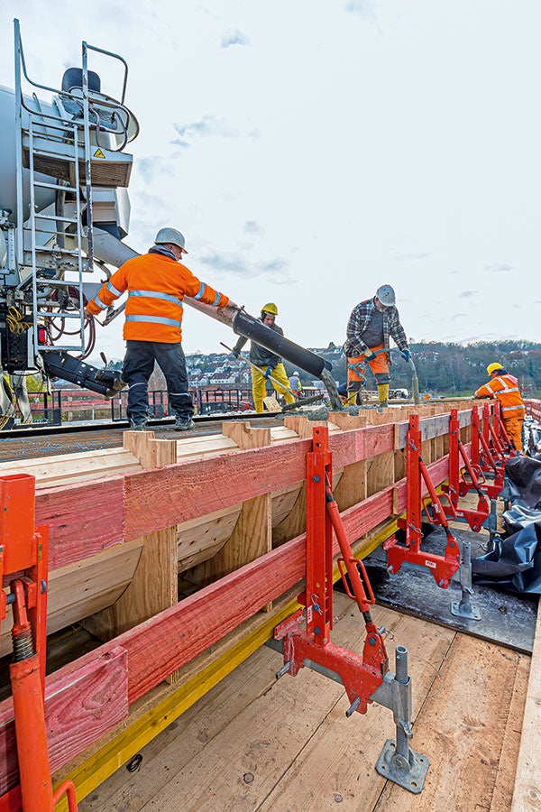 Římsové konzoly VGK s plně uzavřenými podlahami zajistily dostatečnou ochranu pro lodní dopravu, samostatné sestavy bednění bylo možné plynule přizpůsobit požadovanému tvaru.