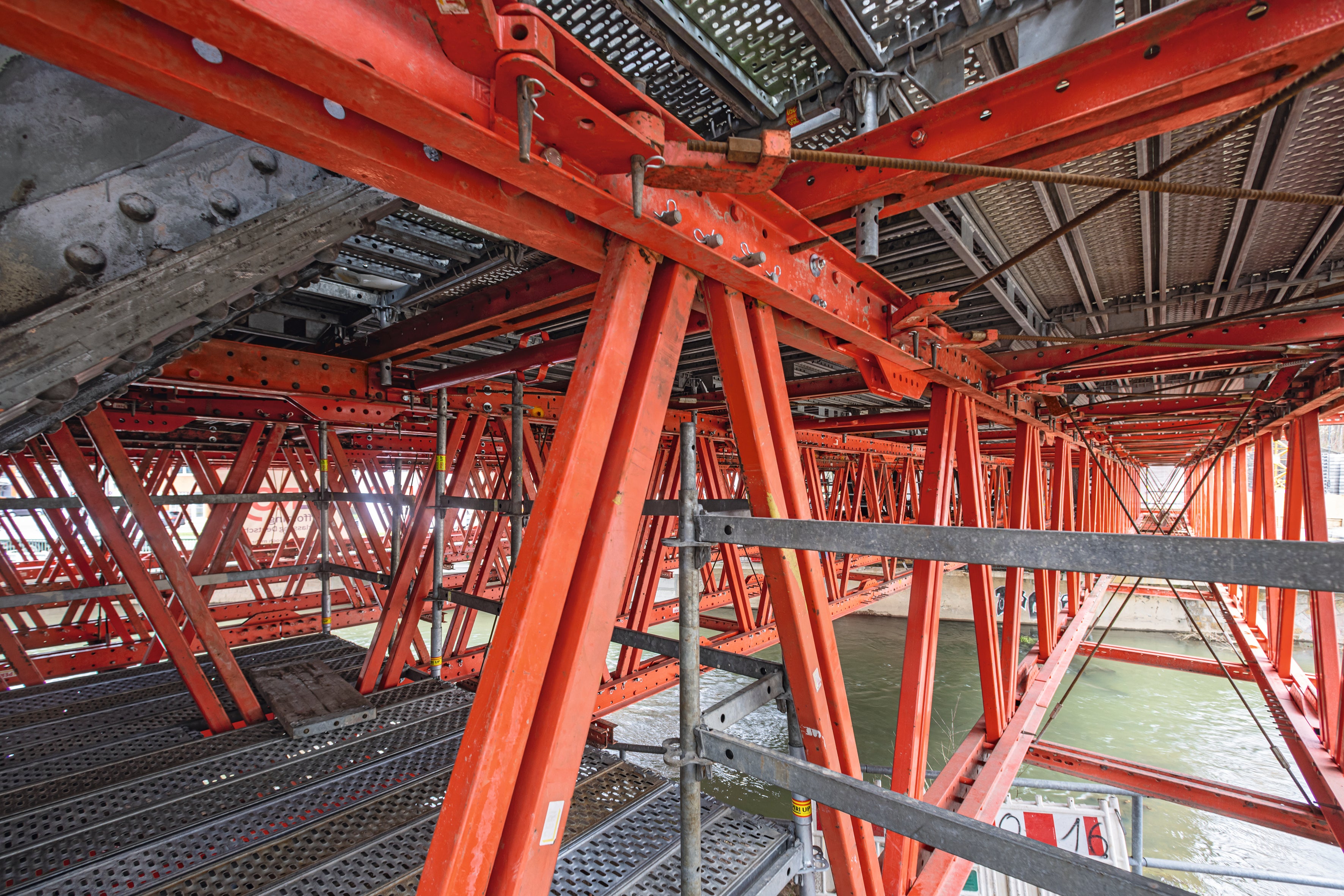 Grundlage für eine reibungslose und kollisionsfreie Realisierung war eine detaillierte 3D-Gerüstplanung inklusive des erforderlichen statischen Nachweises.<br/>