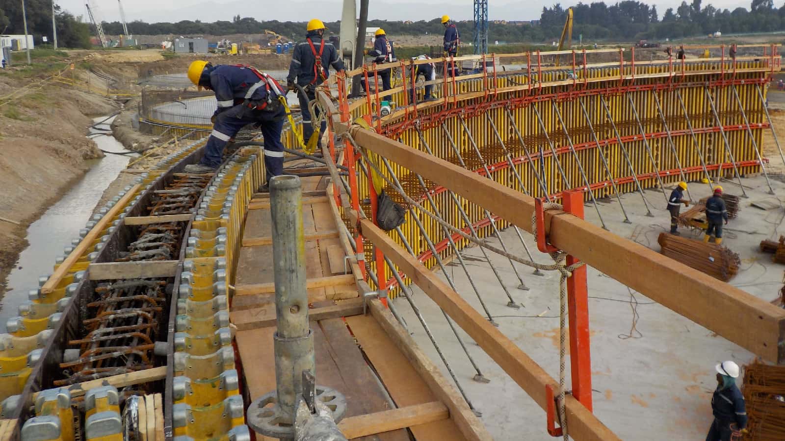 El sistema de plataformas del encofrado VARIO VT-20 permite el acceso de manera segura para la realización del vaciado.