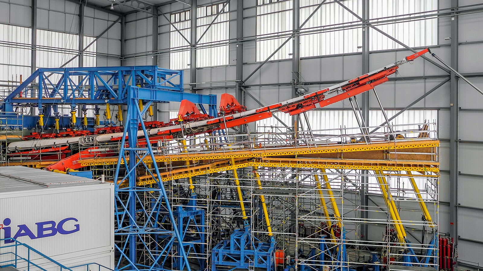 Леса PERI UP Flex могут применяться не только для обеспечения доступа к фюзеляжу самолета, но и в качестве опорных, формообразующих конструкций.