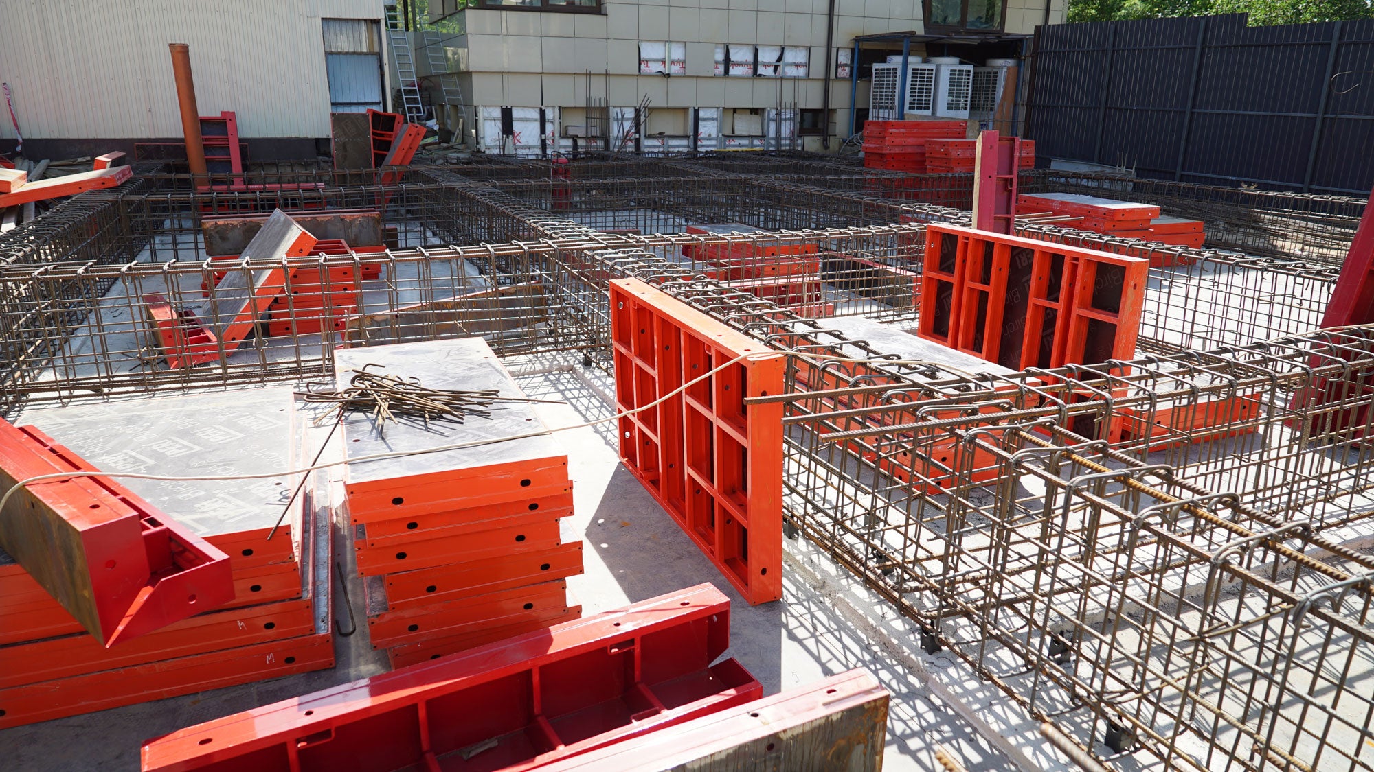 Высота бетонирования колонн по цокольному этажу составила целых 4,12 м., а по 1 и 2 этажу — 3 м. и 2,45-2,9 м. соответственно