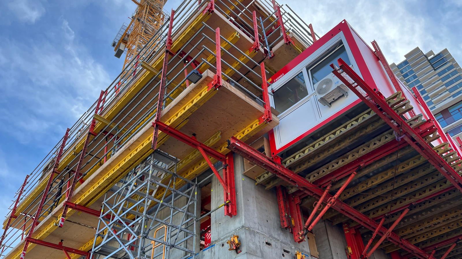 In het RCS-C hydraulisch klimsysteem zijn twee units geïntegreerd die als kantoor- en schaftvoorziening met de kern meebewegen.