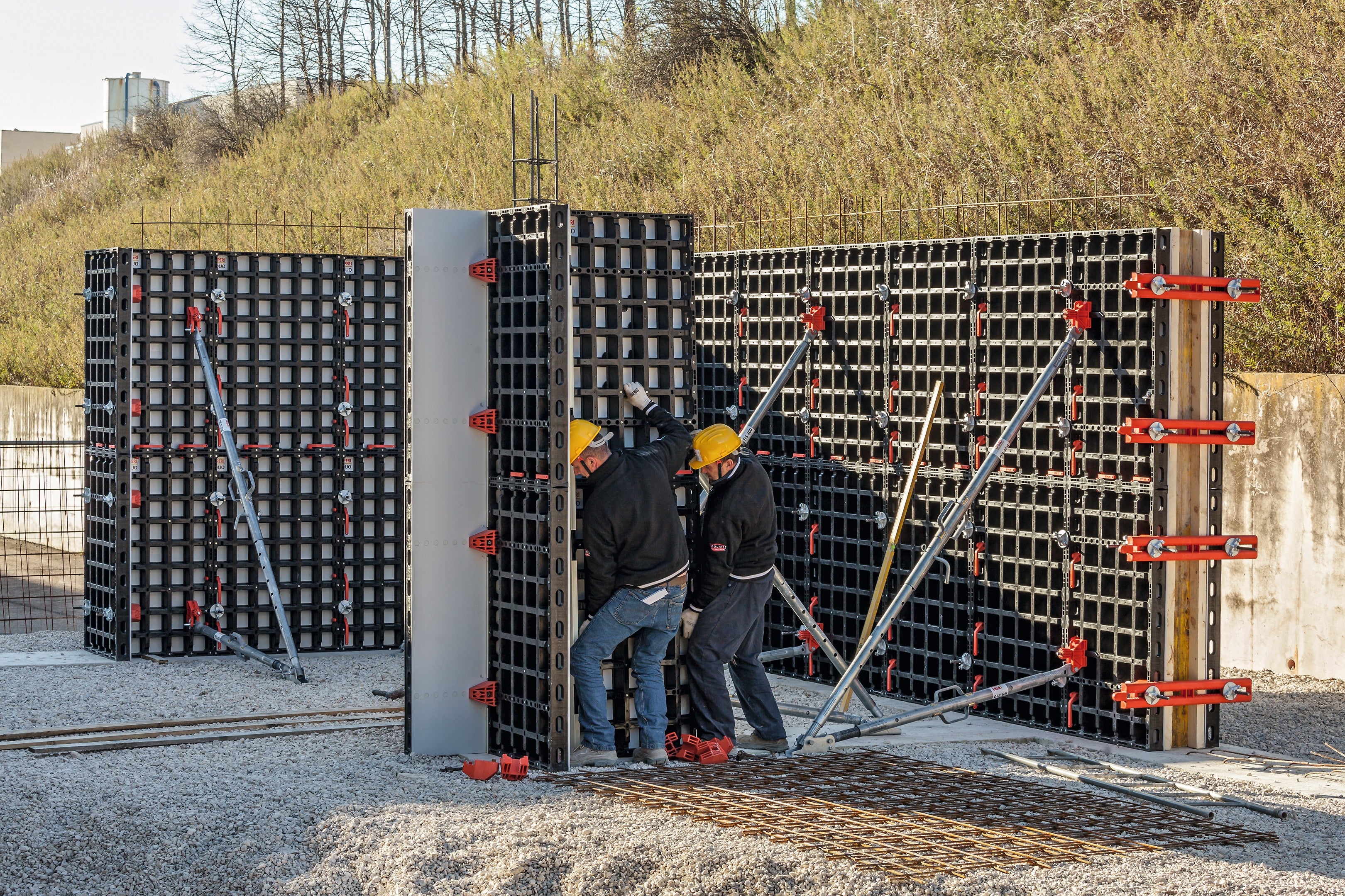 Le coffrage manuportable DUO est universel, et peut être utilisé pour les voiles, les dalles, les poteaux, les poutres et les fondations.<br/>(Photo : PERI Groupe)<br/>