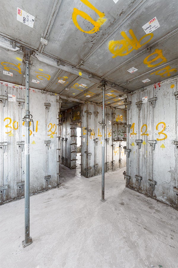 Ogni cassaforma è stata progettata e preassemblata, in base alla forma architettonica da realizzare. La soluzione PERI comprendeva anche le aperture di porte e finestre.