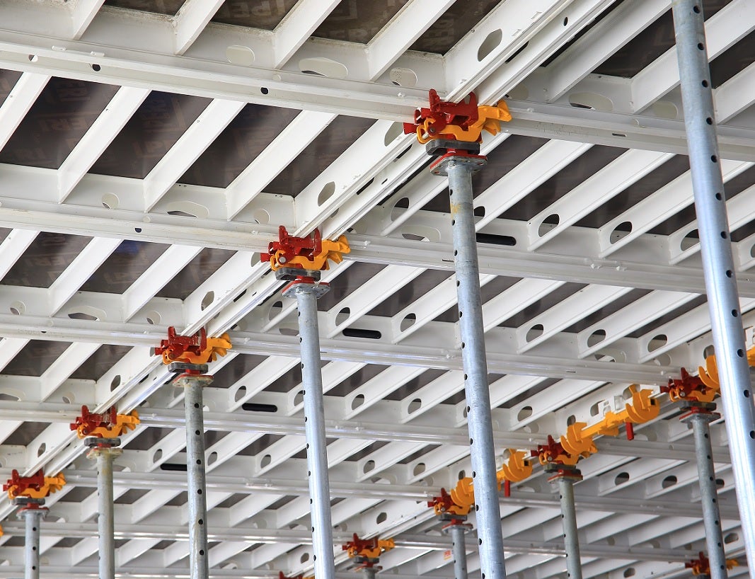 Des éléments de grande taille et faciles à installer, depuis le sol, pour un montage sécurisé et modulaire du SKYMAX dans les constructions résidentielles et commerciales. 