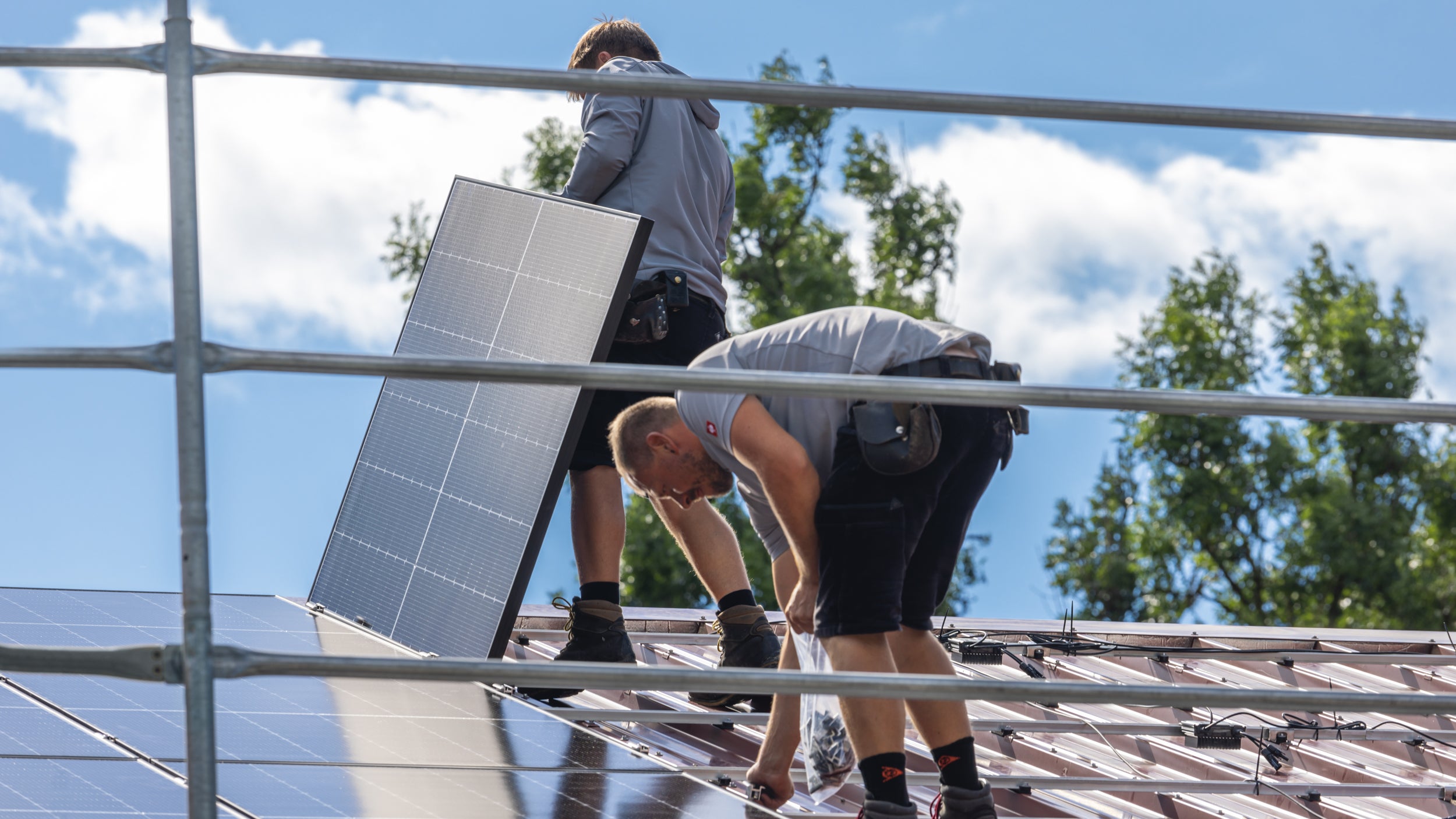 När du monterar solceller är tempo, säkerhet och tillgång avgörande. Arbetet sker ofta på höjd och på lutande tak, där både montering och förflyttning måste fungera utan onödiga stopp.