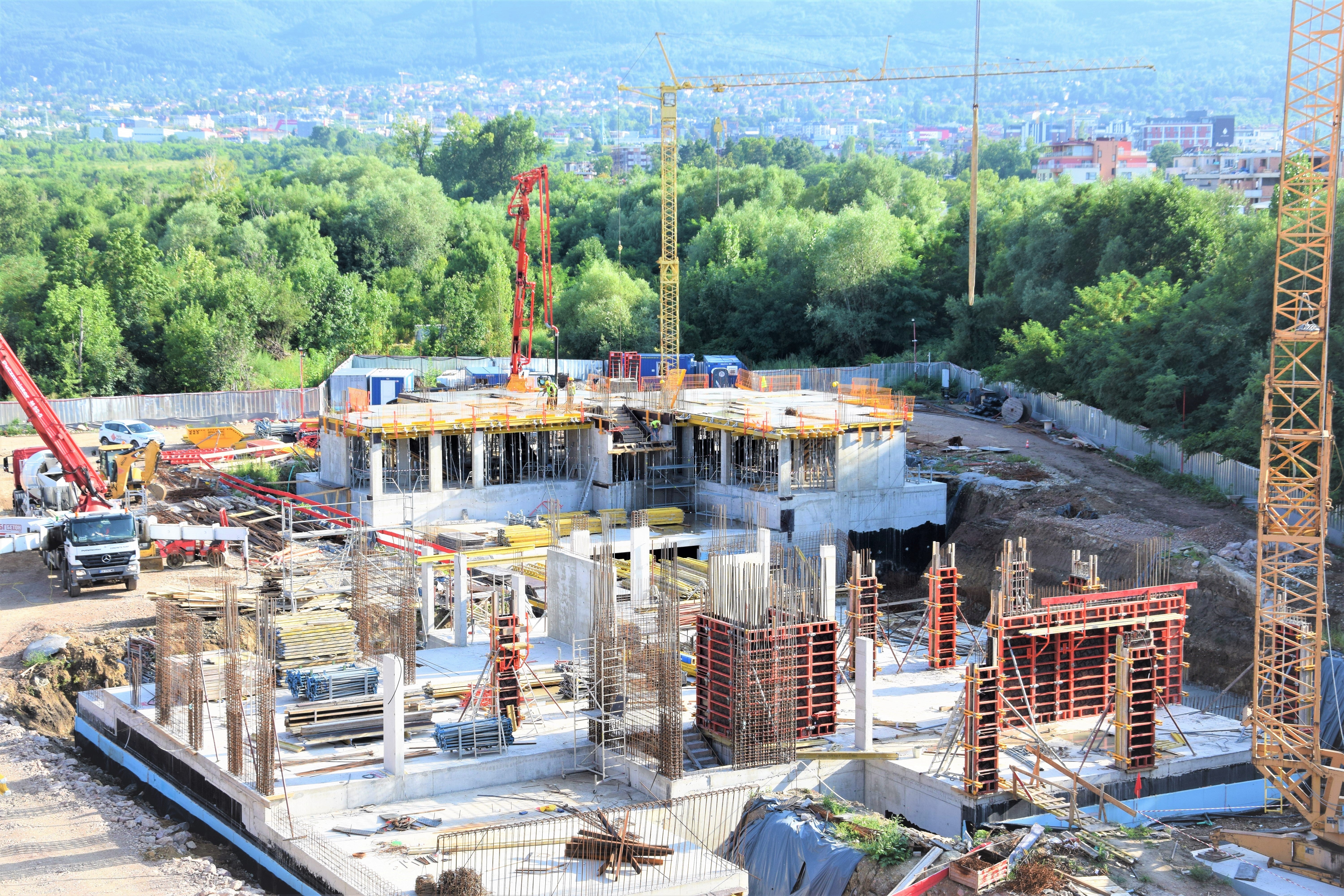 Система DOMINO e разработена специално за кофриране на стени в сутеренни помещения, с височина до 2,75m, фундаменти и шахти. Съставена е от четири различни по ширина кофражни платна с кратност от 25 cm, което я прави перфектна за изпълнение на проектираните по български стандарти сградни елементи. Направляващата скоба DRS осигурява свързване, подравняване и уплътняване на кофража само с една работна операция. 