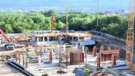 Система DOMINO e разработена специално за кофриране на стени в сутеренни помещения, с височина до 2,75m, фундаменти и шахти. Съставена е от четири различни по ширина кофражни платна с кратност от 25 cm, което я прави перфектна за изпълнение на проектираните по български стандарти сградни елементи. Направляващата скоба DRS осигурява свързване, подравняване и уплътняване на кофража само с една работна операция. 