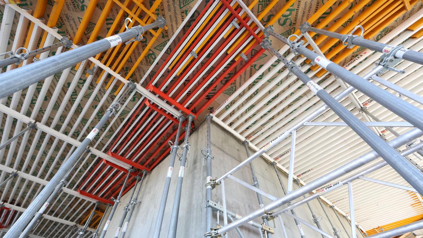 The red width compensation and the yellow longitudinal compensation panels make the system very flexible allowing it to adapt to every floorplan