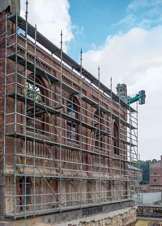 Rusztowanie PERI UP stoi na jednej stopce. Kompatybilność systemów powala na stosowanie rozwiązań, gdzie inne systemy nie dają rady. <br/>