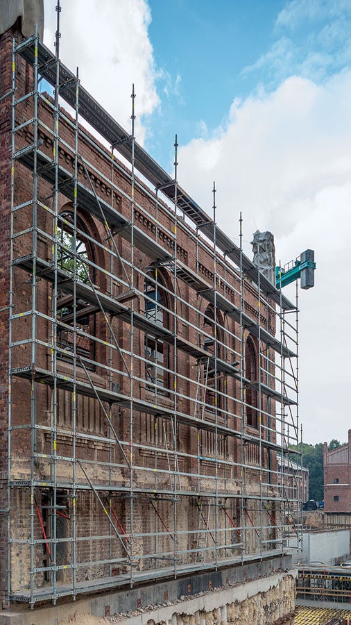 Rusztowanie PERI UP stoi na jednej stopce. Kompatybilność systemów powala na stosowanie rozwiązań, gdzie inne systemy nie dają rady. <br/>