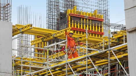 Flexible en tres dimensiones: la red 25 cm modular del sistema PERI UP permite la capacidad de adaptación óptima para la amplia gama de geometrías y cargas. 