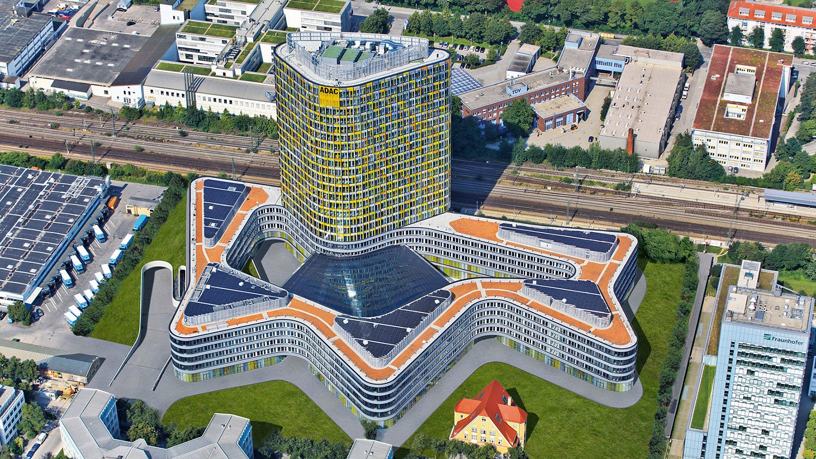 Noul sediu ADAC este compus din cinci etaje și o structură de bază cu geometrie ondulatorie curbată cu o curte mare. Clădirea turn cu destinație de birouri se înalță cu încă 18 etaje.