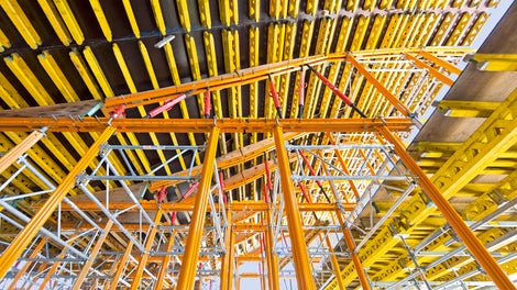 Rentable VARIOKIT and MULTIPROP system components form the site-compliant basis for the movable, form-giving slab tables.