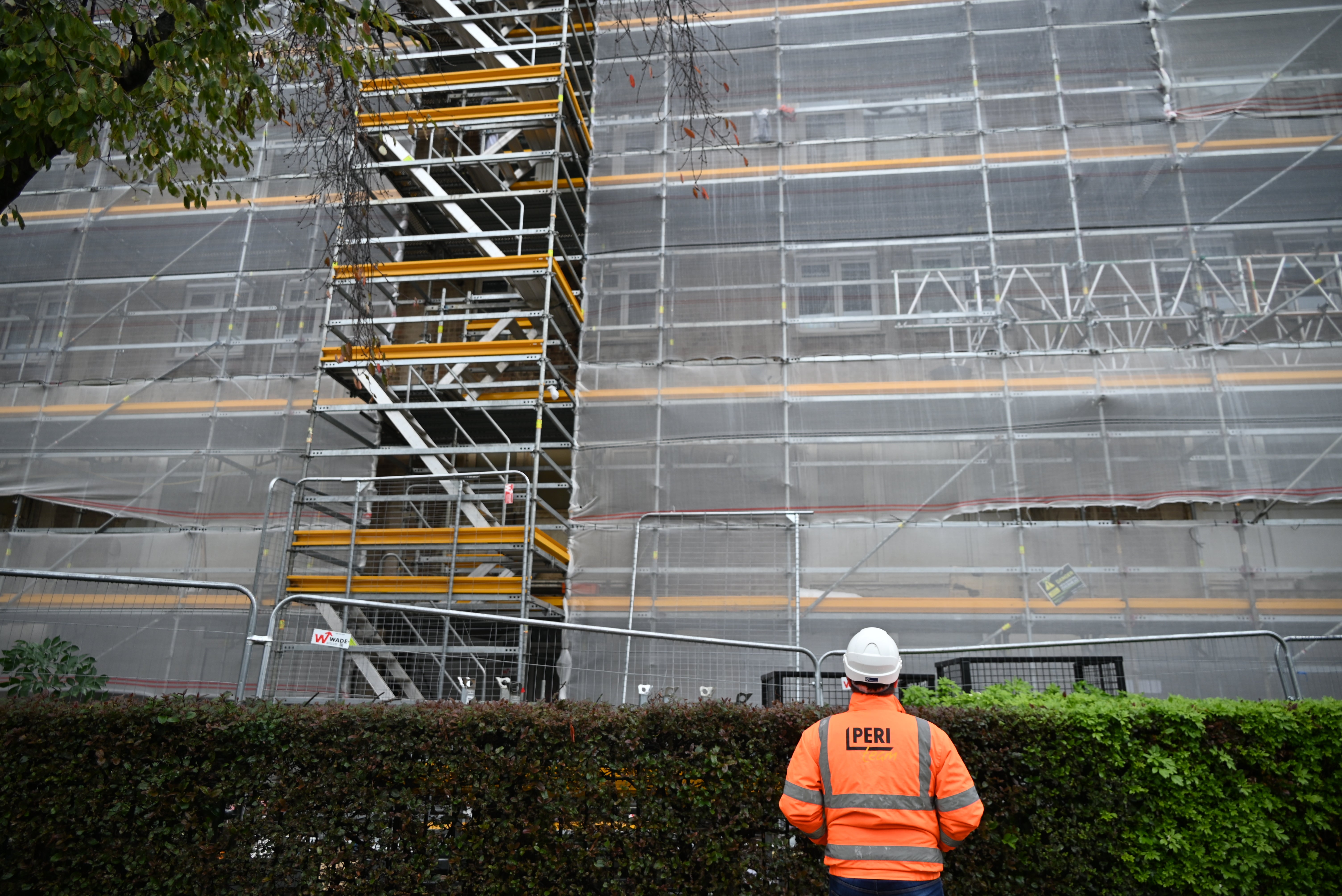 The 4-storey residential estate is undergoing refurbishment to provide residents with a more thermally efficient building.