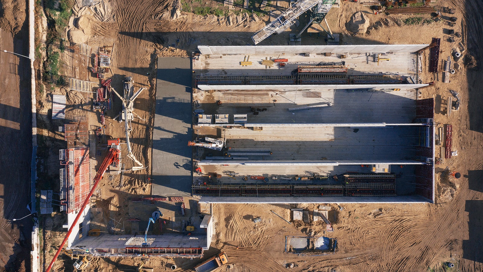 Budowa bunkrów do przygotowania fazy i podłoża przeznaczonego do uprawy pieczarek w Borucinie (gm. Okonek).<br/>