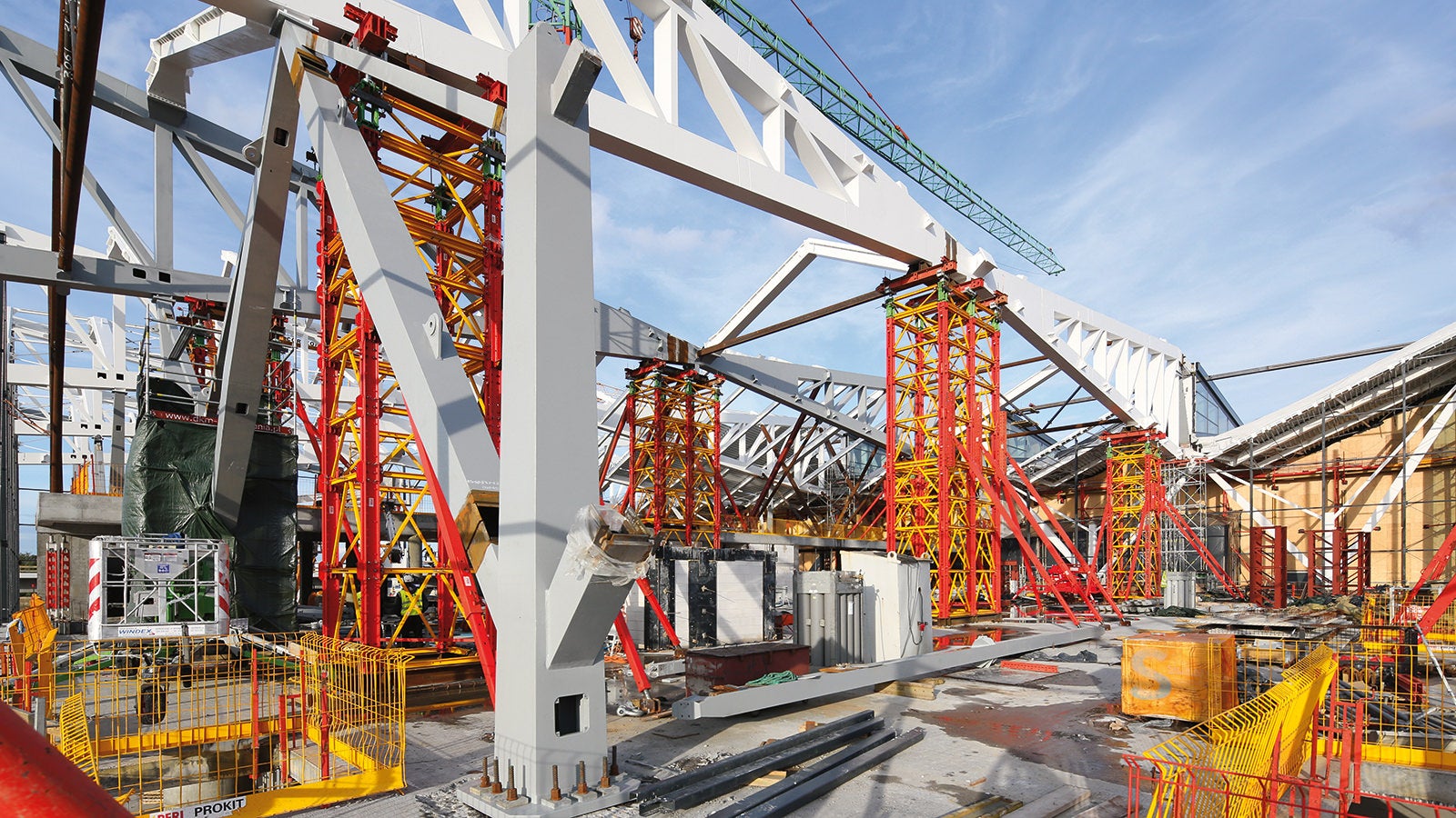 VARIOKIT Heavy-Duty Shoring Towers as a temporary supporting structure during the assembly of a steel hall at an airport terminal.