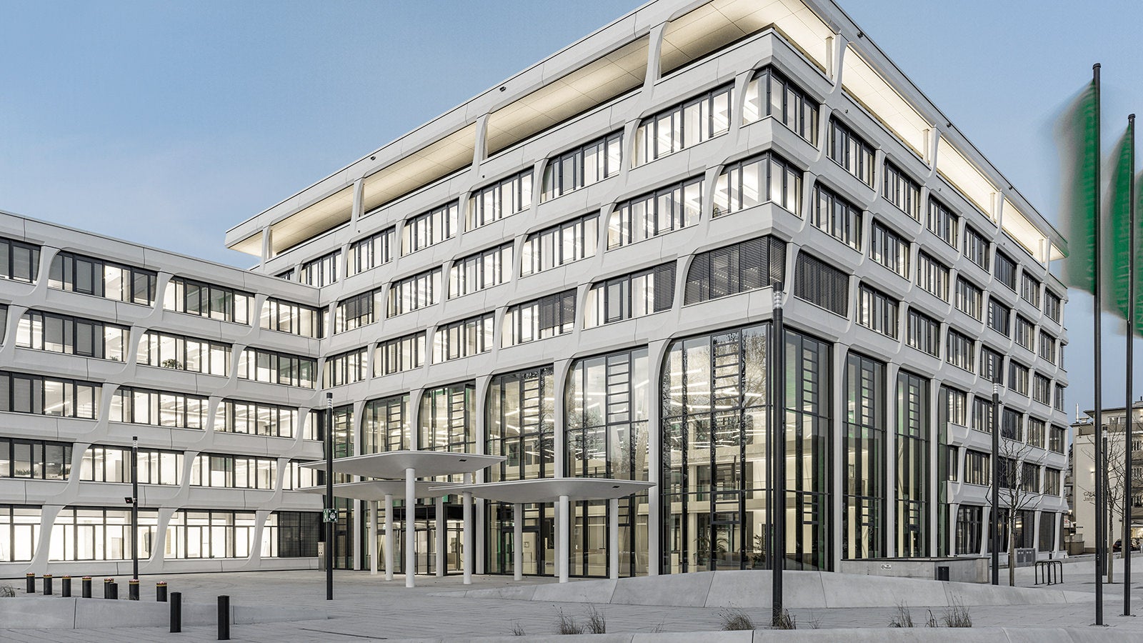 The 11.75 m high facade supports were realised with PERI timber girder formwork and make the new HeidelbergCement headquarters particularly eye-catching.<br/>(Photo: Thilo Ross)