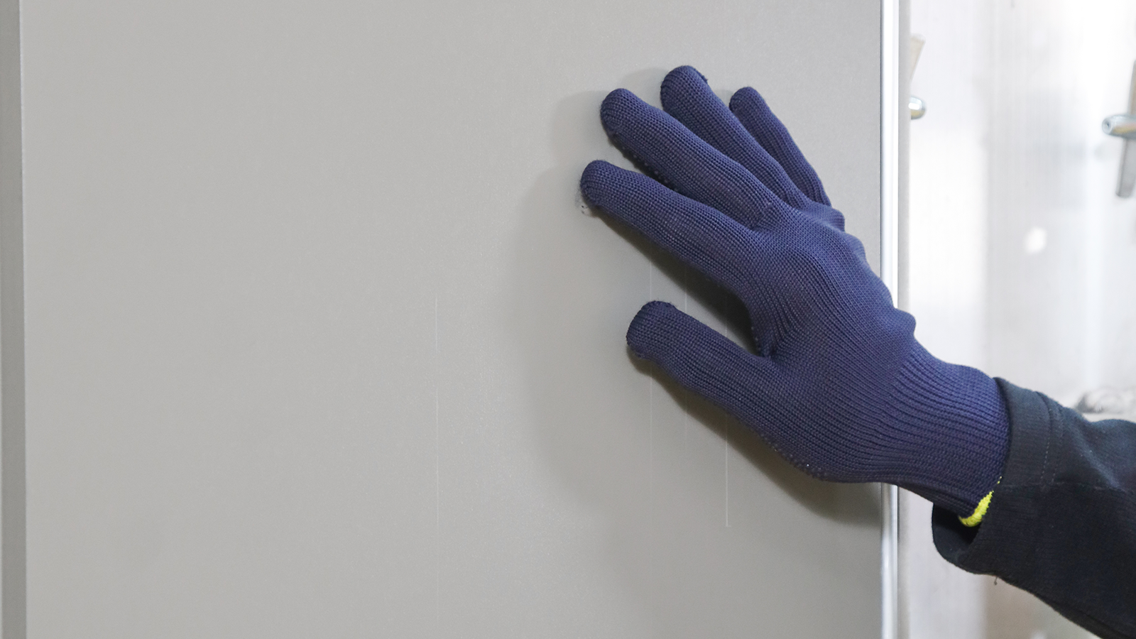 The powder coated surface makes the MONOCAST panels even more robust and simplifies dehsuttering.