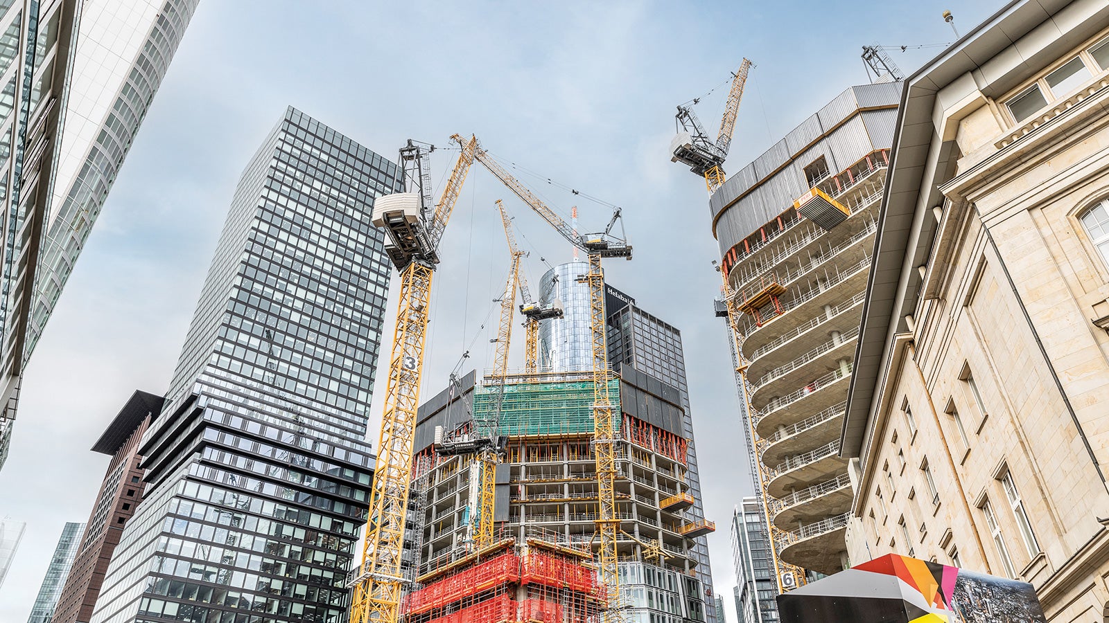 Nach dem ersten Einsatz des RCS MAX Schienenklettersystems in Südkorea feierte das neue System nun auch seine Premiere in Deutschland. Die Frankfurter Skyline wird mit Hilfe von RCS MAX um vier neue Hochhäuser des Projekts „FOUR“ erweitert. Besucher der Messehalle dürfen sich darauf freuen, mit RCS MAX gleichermaßen sicher und effizient nach oben zu klettern.