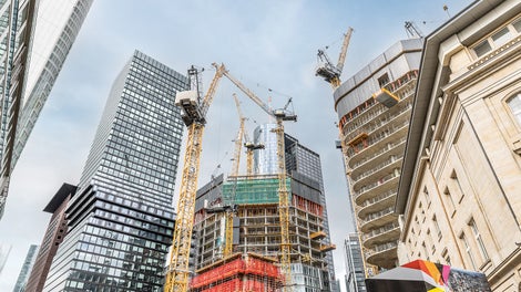 Nach dem ersten Einsatz des RCS MAX Schienenklettersystems in Südkorea feierte das neue System nun auch seine Premiere in Deutschland. Die Frankfurter Skyline wird mit Hilfe von RCS MAX um vier neue Hochhäuser des Projekts „FOUR“ erweitert. Besucher der Messehalle dürfen sich darauf freuen, mit RCS MAX gleichermaßen sicher und effizient nach oben zu klettern.