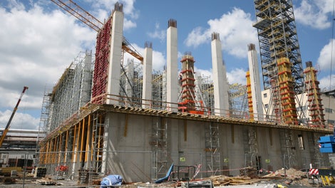 Sloupy s výškou 10 m bedněné nosníkovým sloupovým bedněním VARIO GT 24.