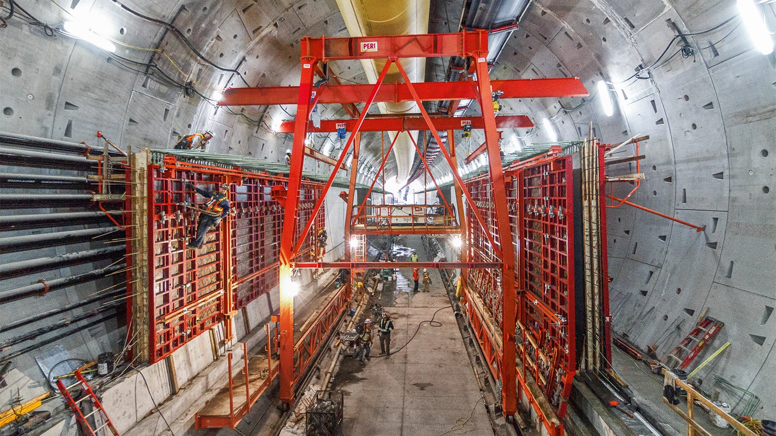 The rising walls are concreted directly on the starting units which in turn form the support for the upper roadway. Two MAXIMO Formwork sets ensure fast, efficient concreting of the 4.50 m high walls.<br/>