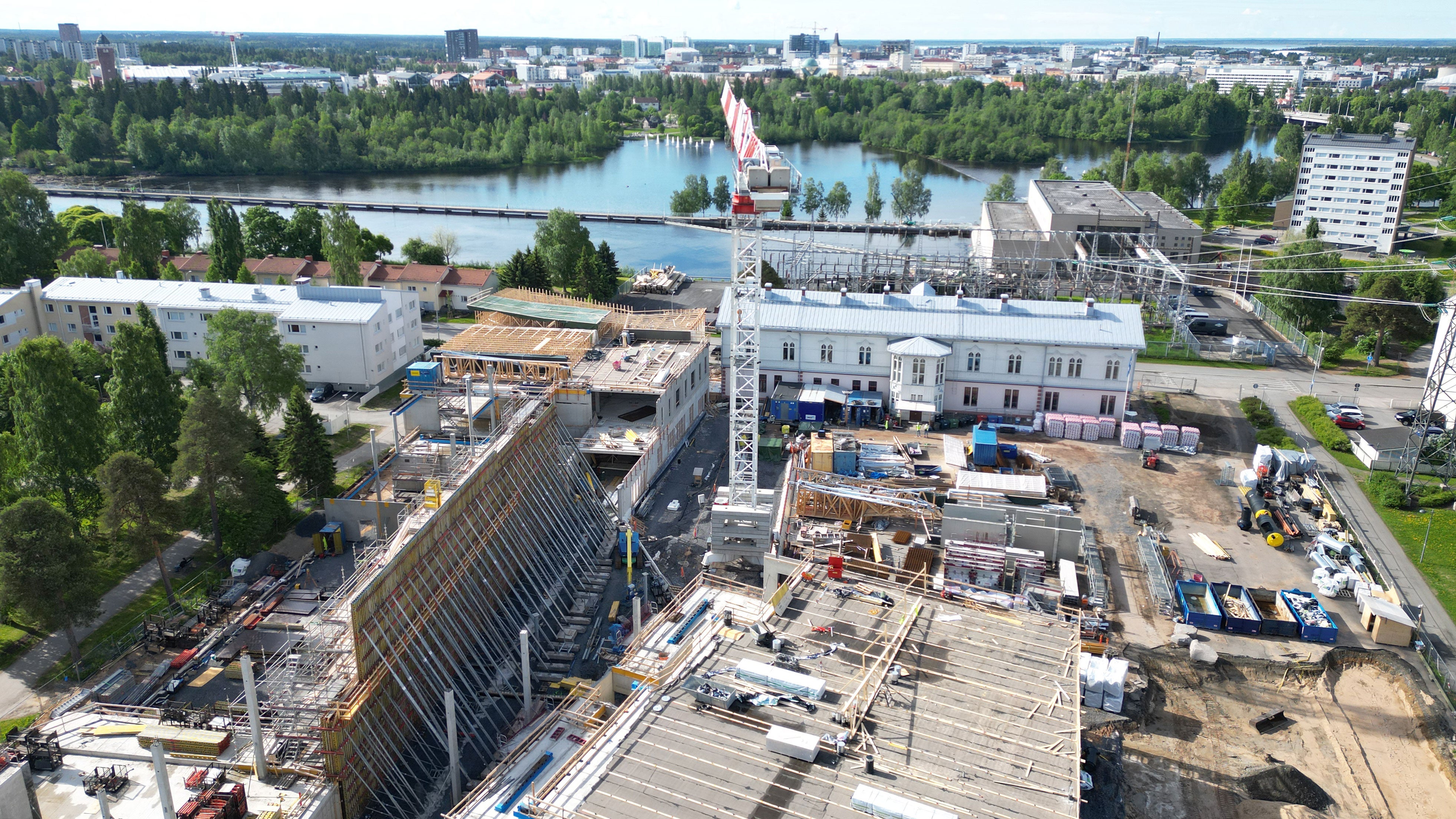 Monitoimitalon viereen jää vuonna 1900 rakennettu, suojeltu koulurakennus, joka liitetään uuteen yhdyskäytävällä. Tuiran monitoimitaloon tulee tiloja yhtenäiselle peruskoululle, kirjastolle, nuorisopalveluille ja Oulu-opistolle.