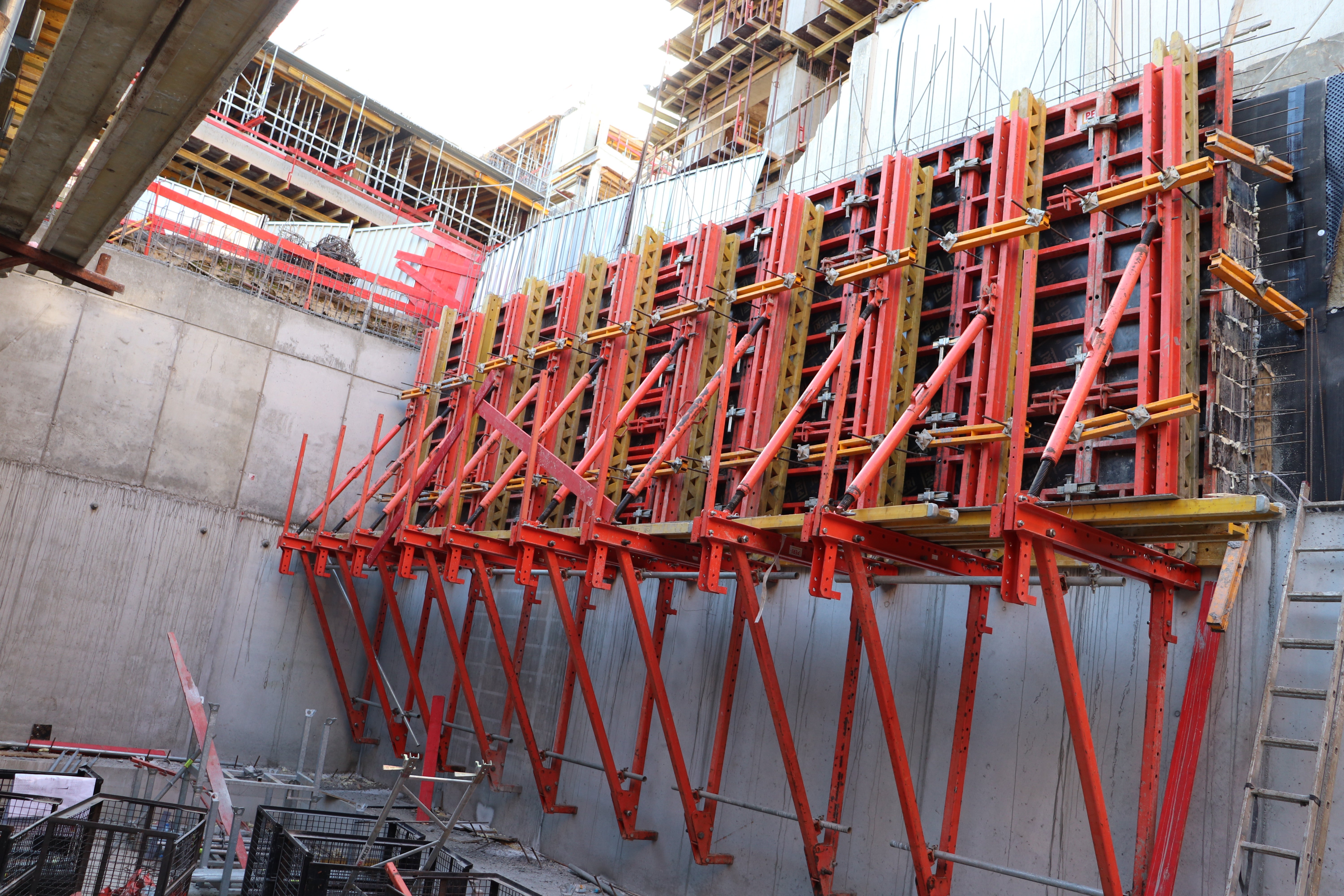 SCS конзолите за катерене са съвместими както с TRIO, така и с всички PERI системи за вертикален кофраж